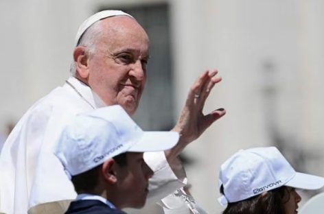EL PAPA SE DISCULPÓ POR DECIR QUE HAY «DEMASIADA MARICONADA» EN LA IGLESIA