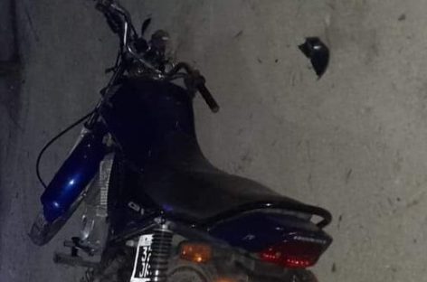 PERDIÓ EL CONTROL DE SU MOTO, IMPACTÓ CONTRA UN POSTE Y FALLECIÓ