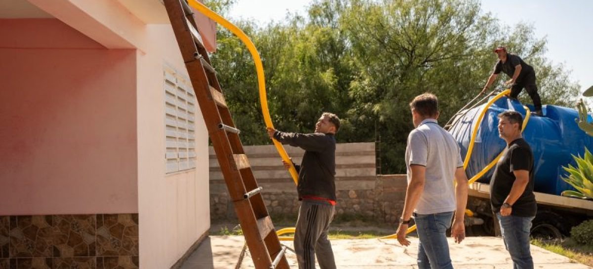 CAPITAL. CONTINÚA LA ASISTENCIA CON AGUA A BARRIOS DE LA ZONA OESTE