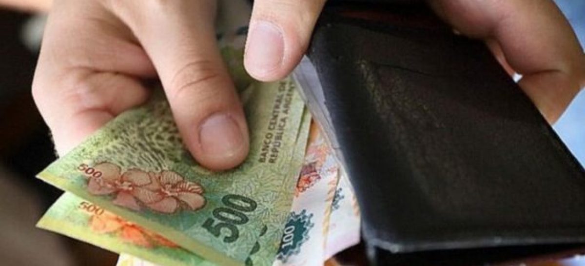 EL SALARIO REAL SE DESPLOMÓ DURANTE EL 1° AÑO DE LA ERA MILEI: QUÉ SECTORES SUFRIERON MÁS EL AJUSTE