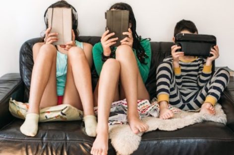 DILEMA DE VACACIONES. CÓMO EVITAR EL EXCESO DE PANTALLAS CON LOS CHICOS MÁS TIEMPO EN CASA