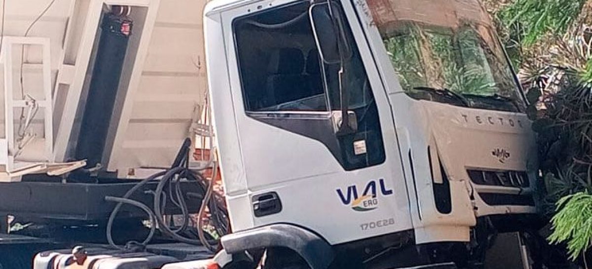 CAMIÓN CON ACOPLADO SE ESTRELLÓ EN CERCANÍAS DEL DIQUE LOS SAUCES