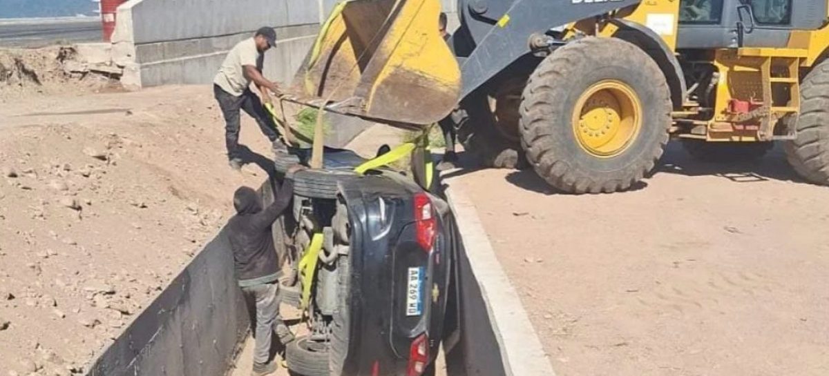 CAPITAL. UN AUTO TERMINÓ VOLCADO EN UN DESAGUE EN CONSTRUCCIÓN