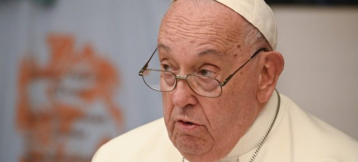 EL VATICANO DICE QUE EL PAPA FRANCISCO ATRAVIESA «UN CUADRO CLÍNICO COMPLEJO»