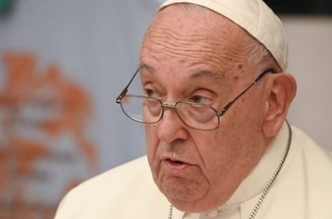 EL VATICANO DICE QUE EL PAPA FRANCISCO ATRAVIESA «UN CUADRO CLÍNICO COMPLEJO»