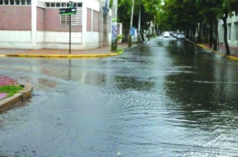 LA TORMENTA DEJÓ CALLES ANEGADAS Y SE ESPERAN MÁS LLUVIAS