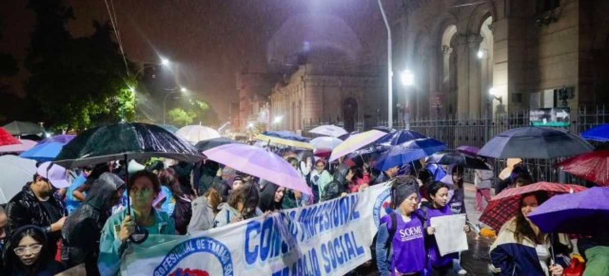 BAJO UNA FUERTE LLUVIA, LA RIOJA TUVO SU MARCHA POR EL 8M
