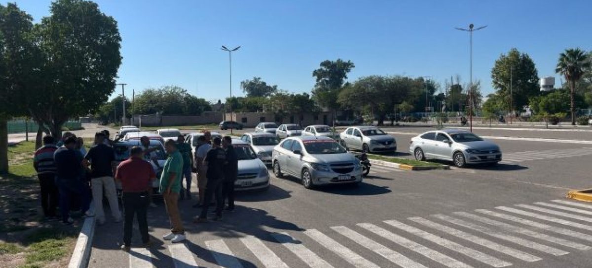 REMISES SE MOVILIZARON PARA EXIGIR QUE EL MUNICIPIO REGULE A UBER