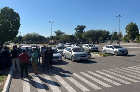REMISES SE MOVILIZARON PARA EXIGIR QUE EL MUNICIPIO REGULE A UBER