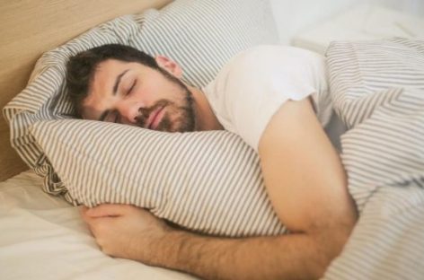 LOS BENEFICIOS DE LA SIESTA Y CÓMO IMPACTA ESTE HÁBITO EN LAS PERSONAS