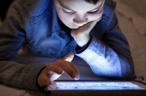 INFANCIAS, EXCESO DE PANTALLAS Y LOS DESAFÍOS QUE IMPONE HOY LA CRIANZA