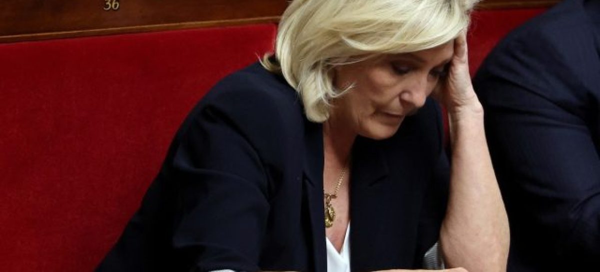 MARINE LE PEN ARREMETE CONTRA JUECES QUE LA SENTENCIARON Y CRECE LA TENSIÓN EN FRANCIA
