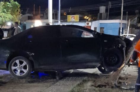 CAPITAL. INCRUSTÓ SU AUTO CONTRA UN ARBOL Y LO DEJÓ ABANDONADO