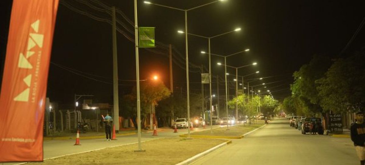 CAPITAL. INAUGURARON ILUMINACIÓN NUEVA EN LA AVENIDA CORONEL MONTES