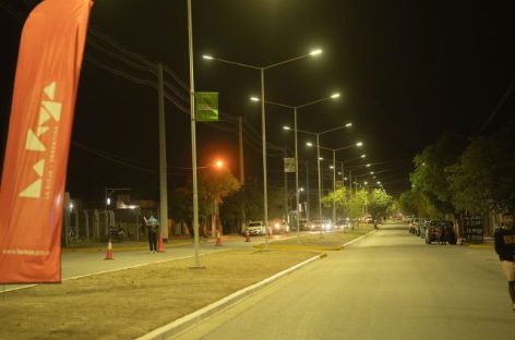 CAPITAL. INAUGURARON ILUMINACIÓN NUEVA EN LA AVENIDA CORONEL MONTES