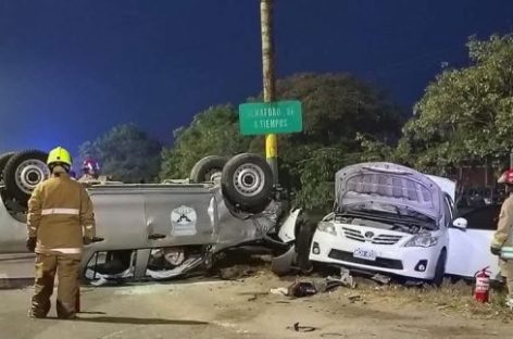 CAMIONETA DEL CAPE CHOCÓ CON UN AUTO: UNA MUJER HERIDA DE GRAVEDAD
