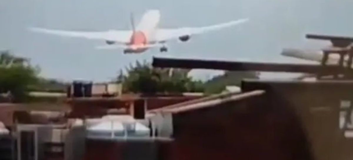 INDIA. UN AVIÓN CON 242 PASAJEROS SE ESTRELLÓ A POCO DE DESPEGAR Y HAY UN SOBREVIVIENTE