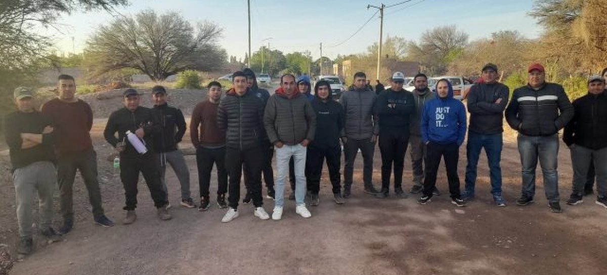 DE ANTI MINERÍA A PRO MINERÍA: PIQUETE PARA PEDIR TRABAJO EN EL SECTOR