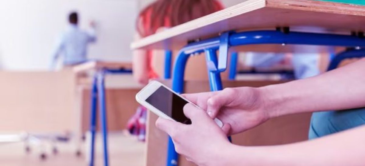 LIMITAN USO DE CELULARES EN ESCUELAS BONAERENSES. LOS RIESGOS DEL USO DESMEDIDO DE PANTALLAS