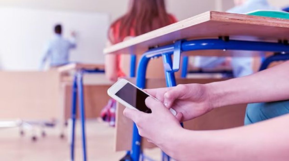 PRESENTARON PROYECTO DE LEY PARA REGULAR USO DE CELULARES EN ESCUELAS