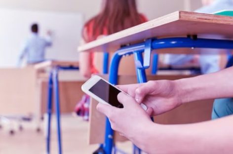 LIMITAN USO DE CELULARES EN ESCUELAS BONAERENSES. LOS RIESGOS DEL USO DESMEDIDO DE PANTALLAS