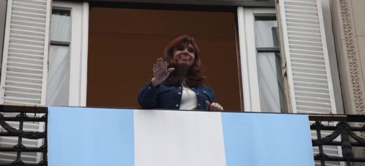 TRAS LA DERROTA, CFK CUESTIONÓ A KICILLOF POR LA ESTRATEGIA: «FUE UN ERROR POLÍTICO DESDOBLAR LA ELECCIÓN»