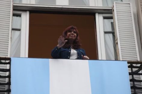 TRAS LA DERROTA, CFK CUESTIONÓ A KICILLOF POR LA ESTRATEGIA: «FUE UN ERROR POLÍTICO DESDOBLAR LA ELECCIÓN»