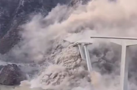 CHINA. COLAPSÓ UN PUENTE GIGANTE DE 758 METROS