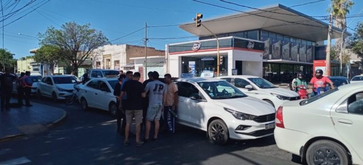 MASIVA PROTESTA DE TAXISTAS PROVOCÓ CAOS EN LOS INGRESOS AL MICROCENTRO