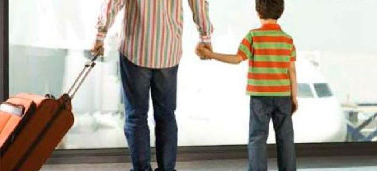 VACACIONES. ¿QUÉ SE NECESITA PARA QUE UN NIÑO SALGA DEL PAÍS CON UN SOLO PROGENITOR?