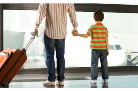 VACACIONES. ¿QUÉ SE NECESITA PARA QUE UN NIÑO SALGA DEL PAÍS CON UN SOLO PROGENITOR?