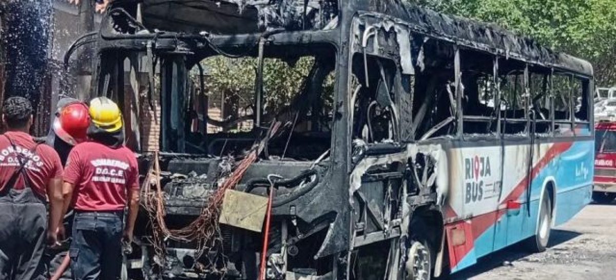 DESTRUCCIÓN TOTAL DE UN COLECTIVO DE RIOJA BUS TRAS INCENDIO