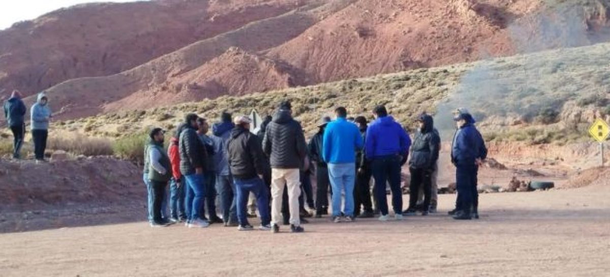 GENERAL LAMADRID. CORTE EN CAMINO MINERO PARA PEDIR EMPLEO A EMPRESA