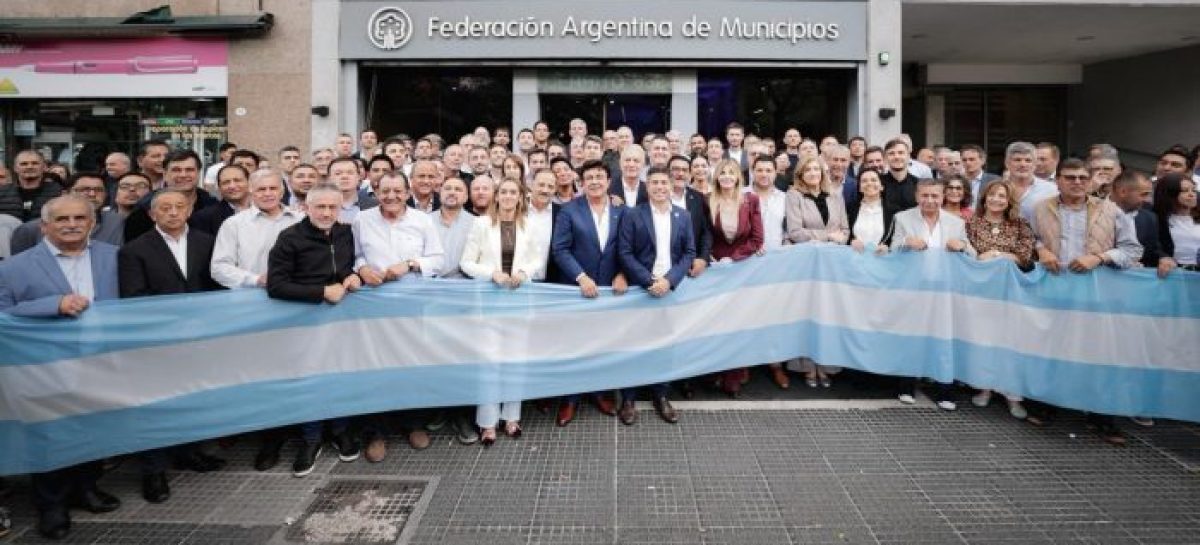 KICILLOF Y QUINTELA SE MOSTRARON CON 140 INTENDENTES Y RECLAMOS A NACIÓN