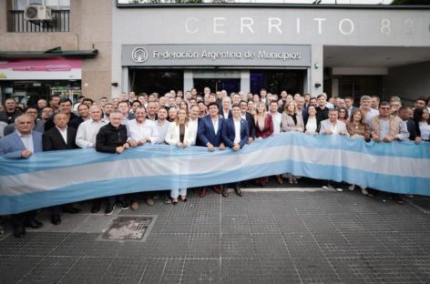 KICILLOF Y QUINTELA SE MOSTRARON CON 140 INTENDENTES Y RECLAMOS A NACIÓN