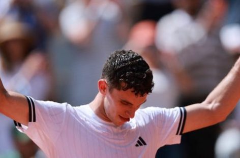 BATACAZO ARGENTINO EN ROLAND GARROS. CERÚNDOLO BAJÓ A JANNIK SINNER Y ELIMINÓ AL 1° DEL MUNDO