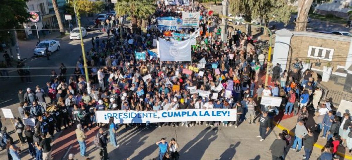 MARCHA EN LA RIOJA POR FINANCIAMIENTO UNIVERSITARIO: «PRESIDENTE CUMPLA LA LEY»