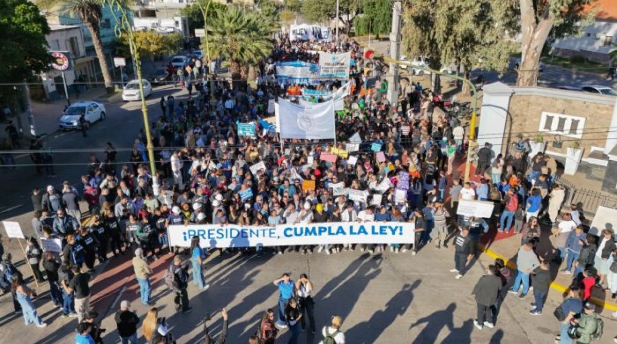 MARCHA EN LA RIOJA POR FINANCIAMIENTO UNIVERSITARIO: «PRESIDENTE CUMPLA LA LEY»