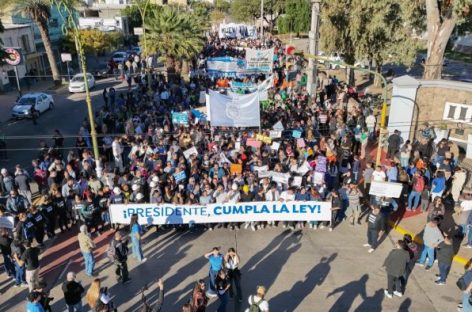 MARCHA EN LA RIOJA POR FINANCIAMIENTO UNIVERSITARIO: «PRESIDENTE CUMPLA LA LEY»