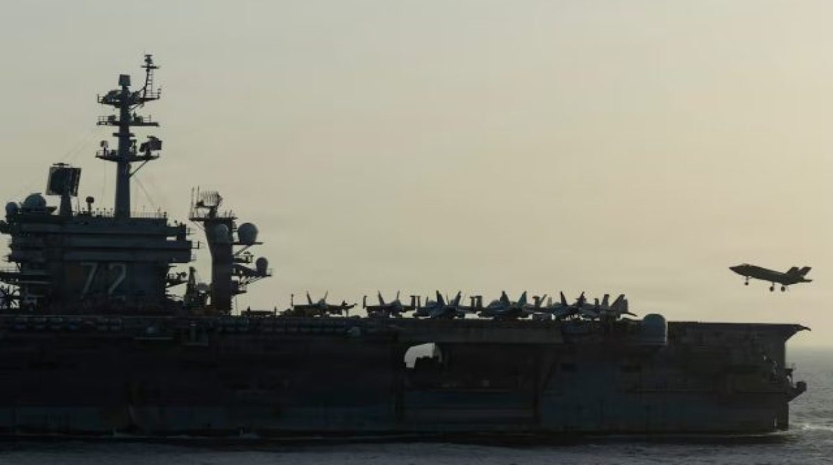 DOS DESTRUCTORES DE EEUU ENTRARON AL GOLFO PARA ROMPER EL BLOQUEO EN ORMUZ E IRÁN LES LANZÓ MISILES