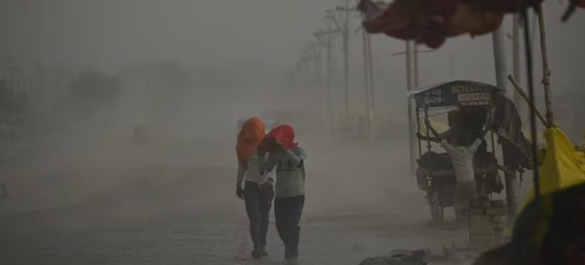 AL MENOS 117 MUERTOS Y 79 HERIDOS POR DESVASTADORAS TORMENTAS EN LA INDIA
