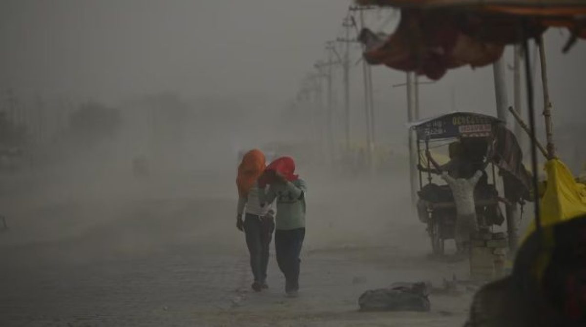 AL MENOS 117 MUERTOS Y 79 HERIDOS POR DESVASTADORAS TORMENTAS EN LA INDIA