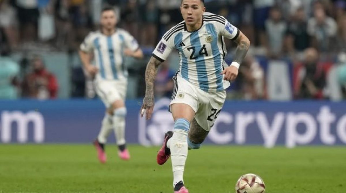 BOMBA EN EL MERCADO DE PASES EN PLENO MUNDIAL. ENZO FERNÁNDEZ TENDRÍA ACUERDO CON REAL MADRID