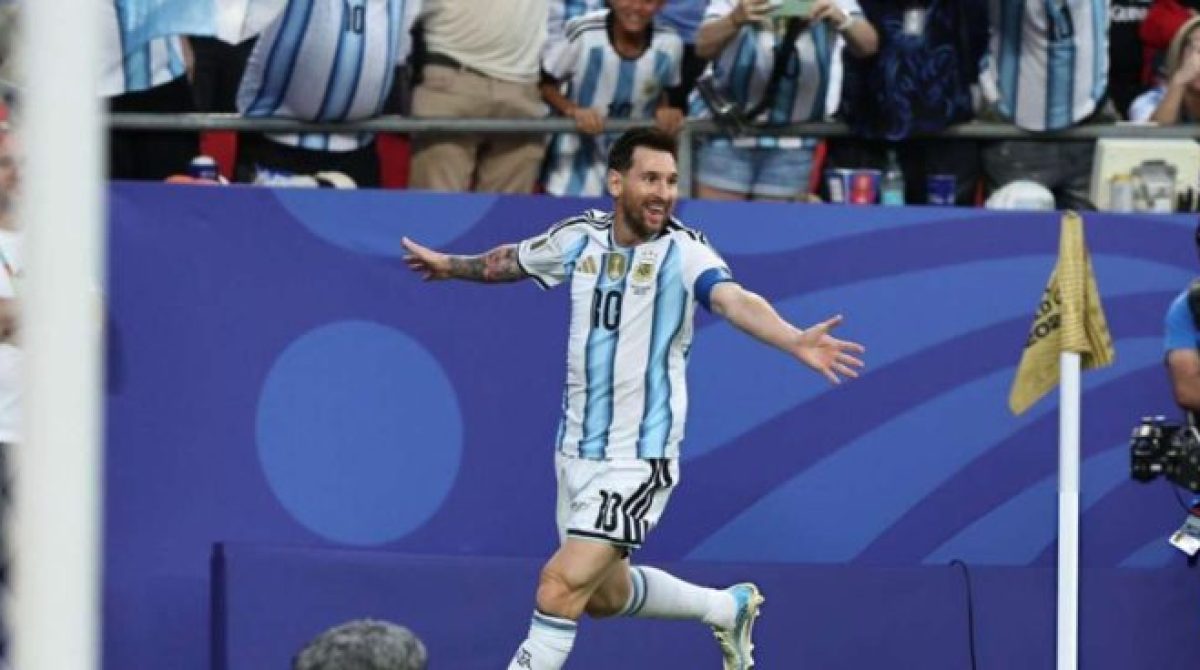MESSI EN MODO GOAT. TRIPLETE EN EL DEBUT DE ARGENTINA ANTE ARGELIA
