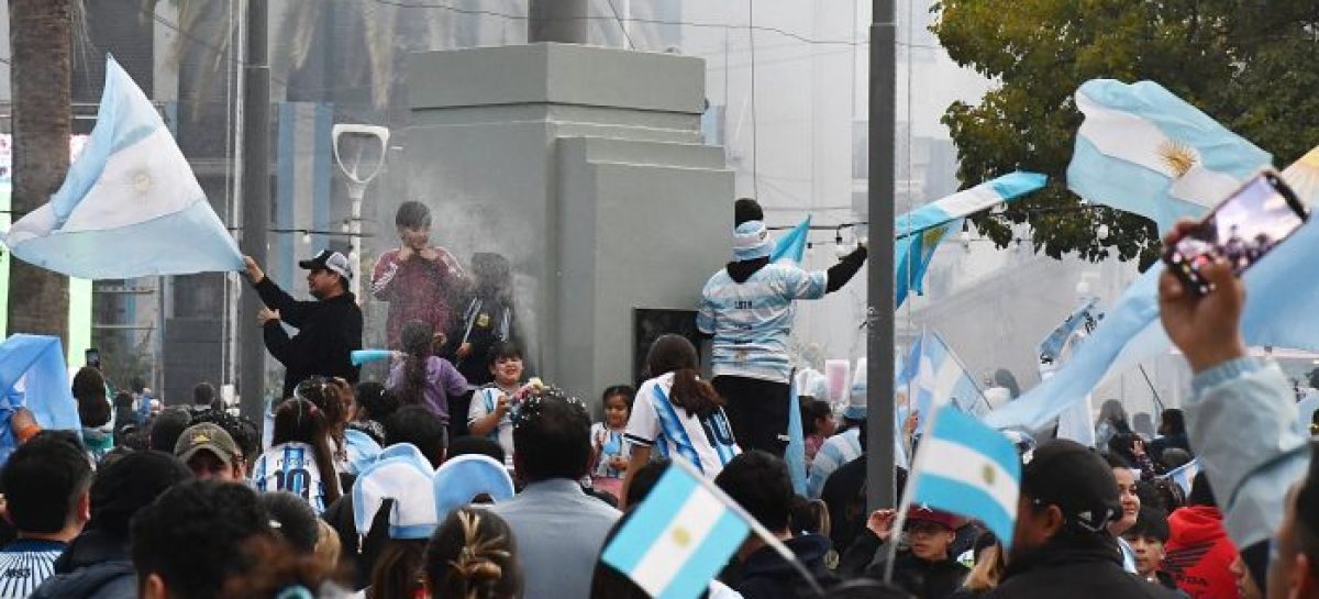 MÁS DE 30.000 PERSONAS COLMARON LA PLAZA 25 EN LOS FESTEJOS DE ARGENTINA