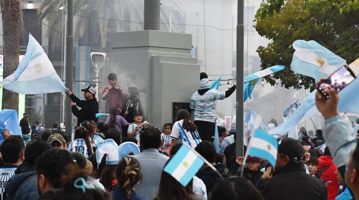 MÁS DE 30.000 PERSONAS COLMARON LA PLAZA 25 EN LOS FESTEJOS DE ARGENTINA