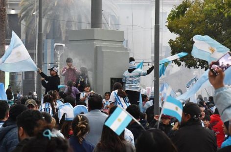 MÁS DE 30.000 PERSONAS COLMARON LA PLAZA 25 EN LOS FESTEJOS DE ARGENTINA