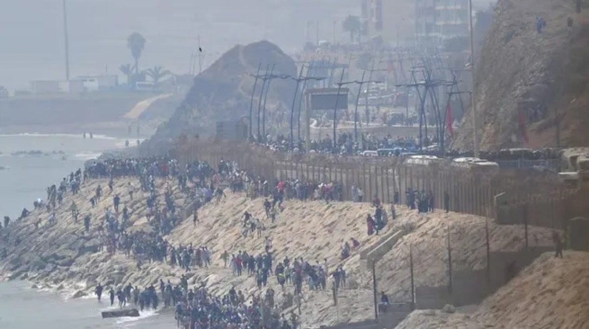 ESPAÑA EN ALERTA. CEUTA PIDE CERRAR LA FRONTERA POR LA LLEGADA MASIVA DE MIGRANTES MARROQUÍES