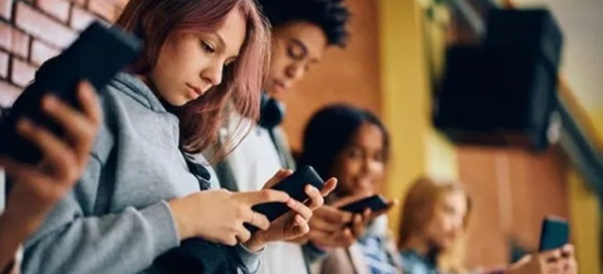 REINO UNIDO IMPONDRÁ TOQUE DE QUEDA EN REDES SOCIALES A ADOLESCENTES DE 16 Y 17 AÑOS