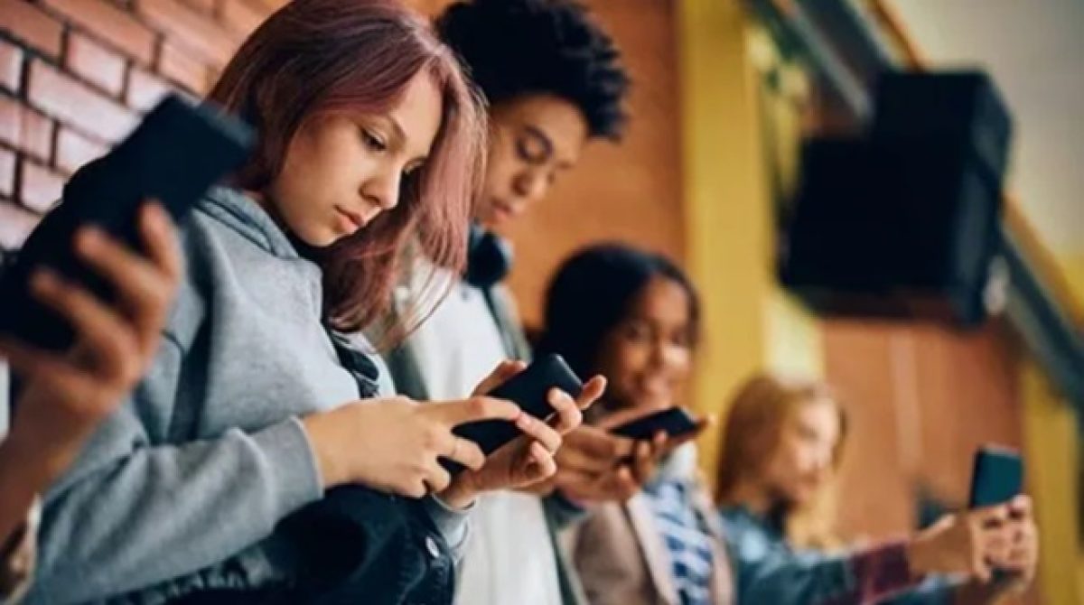 REINO UNIDO IMPONDRÁ TOQUE DE QUEDA EN REDES SOCIALES A ADOLESCENTES DE 16 Y 17 AÑOS